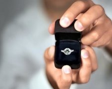 Счастливая пара обручилась на борту самолета