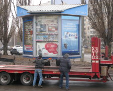 В Днепре массово сносят киоски: кому помешали привычные "ларцы" для кофе и сигарет