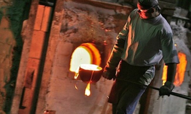 На Львівському заводі через аварію стався витік розплавленого скла (відео)