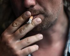 Українцям доведеться обирати між цигарками та усім іншим