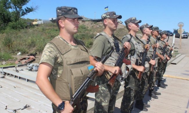 Військові співають із жителями Донеччини гімн України (відео)