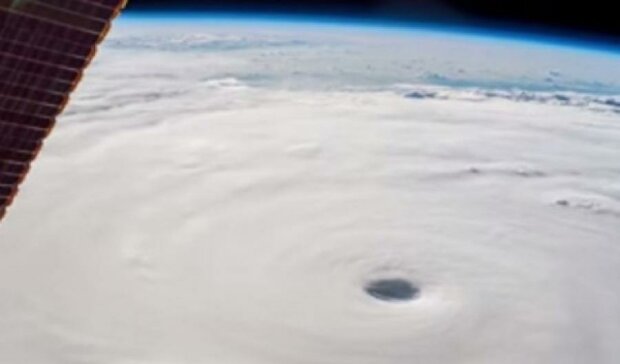 NASA зробило зйомку тайфуну "Соуделор" з космосу (відео)