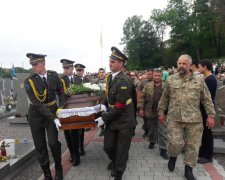 Місто на Львівщині стало на коліна перед вбитим українським героєм: спочивай з миром