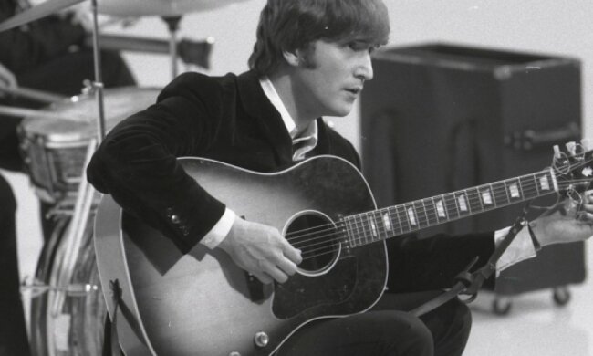 На аукционе гитара Джона Леннона ушла за $ 2,4 млн