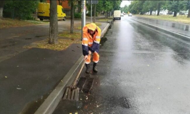 У Києві робітники надихалися небезпечних випарів і мало не потонули