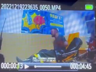 Кадр с нагрудной камеры полицейского, скриншот: YouTube