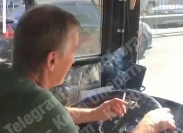 У Києві водій автобуса курив у салоні, скріншот