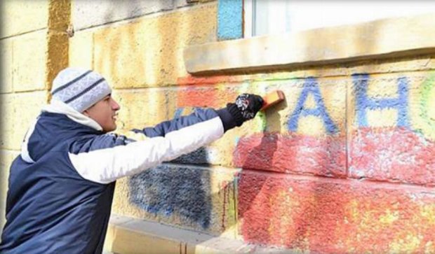 Луганские вандалы нагло уничтожают украинскую символику (фото)