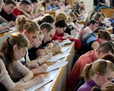 Медиків і вчителів відправлять у села відпрацьовувати стипендії