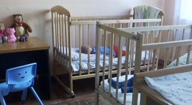 Грязные и голодные: в Запорожье горе-мать заперла истощенных детей в квартире и "забыла"