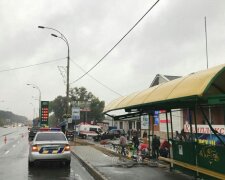 Під Києвом поліцейський на “євроблясі” влетів у зупинку: є жертви