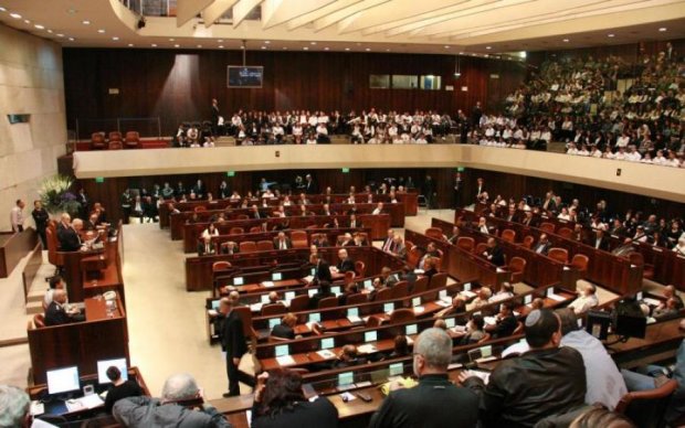 Хтиво лапав: у парламенті розгорівся гучний "сідничний скандал"