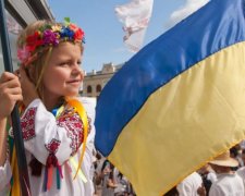 Прыгнули в пропасть и отскочили от дна: как украинцы строят новую страну