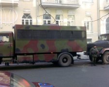 Банковую наводнила военная техника и вооруженные люди