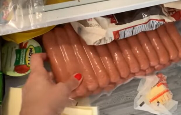 Холодильник з продуктами, кадр з відео
