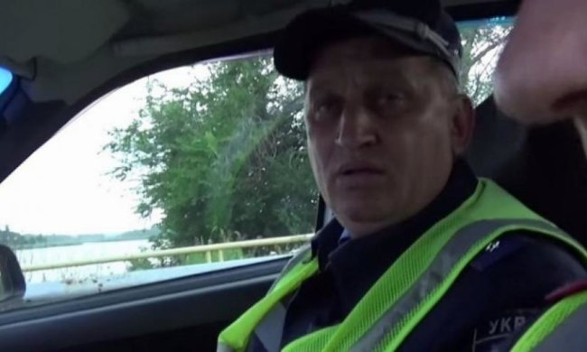 Запорізькі даїшники хабарі беруть рибою (відео)