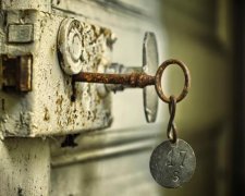 Австралийцы зашивают ключи под кожу