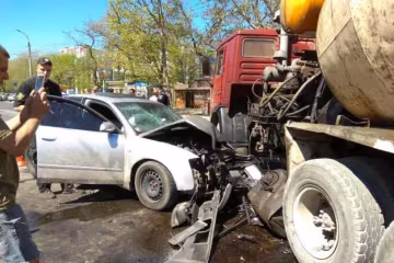 Іномарка вщент розбилася об бетоновоз: багато постраждалих