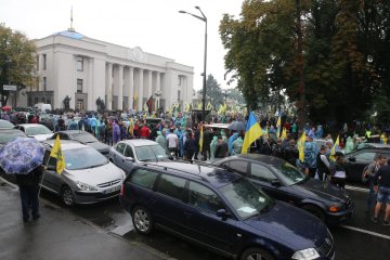 Власть потирает руки: украинцев с евробляхами и без вновь удалось столкнуть лбами