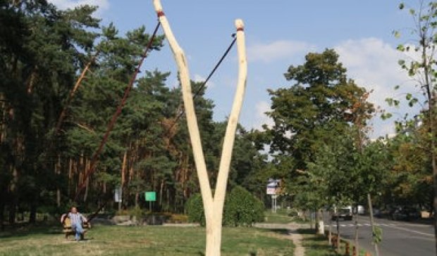 У Києві поставили величезну рогатку, яка стріляє людьми