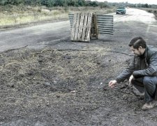 Подорваннй грузовик "ДНР" с боеприпасами оставил после себя воронку (фото)