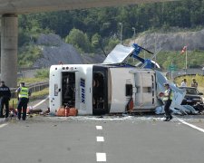 В Турции перевернулся пассажирский автобус: первые кадры жуткой аварии, 18+