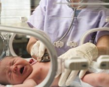 Різниця в 38 днів: молода українка пережила пекло заради народження трійні