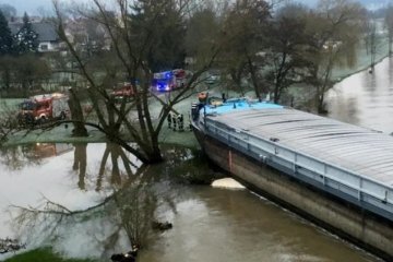 Пьяный капитан перекрыл Майн баржей 