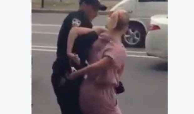Женщина в Киеве прокатила полицейского на капоте и сопротивлялась задержанию
