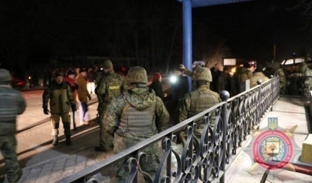 В Славянске нардеп и вооруженные люди напали на копов, завязалась потасовка