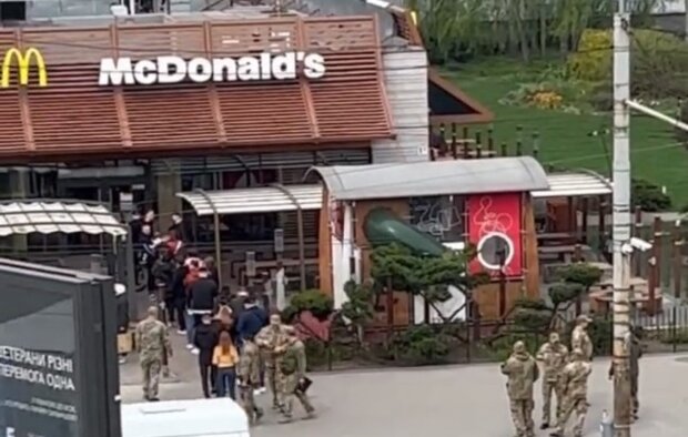 Військові біля макДональдзу. Фото: Twitter