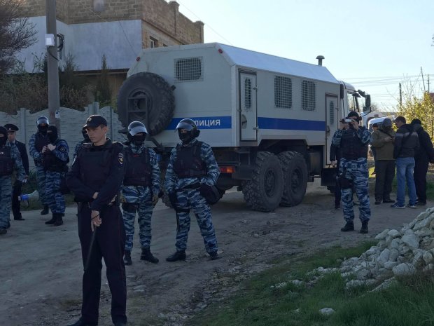 Окупанти увірвалися до будинку переляканих кримчан: "свіжа кров" для Путіна
