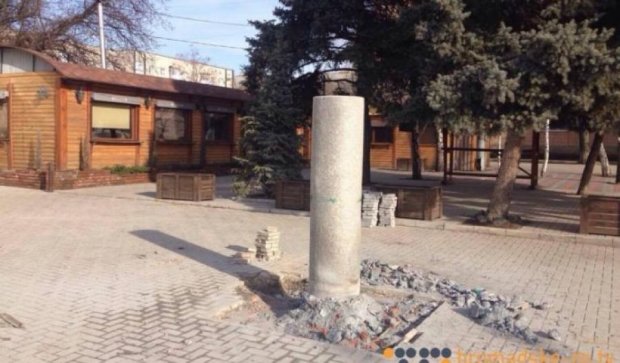 В Запорожской области снесли памятник Тарасу Шевченко (фото)