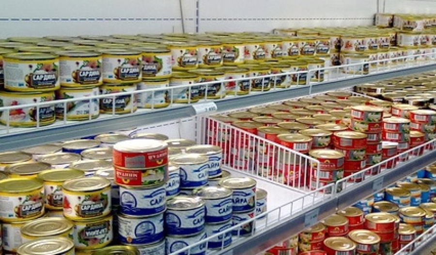 Компания поставляющая продукты. Хранение рыбных консервов. Рыбные консервы хранят. Хранение консервов рыбных склад. Много-много консервов на складе