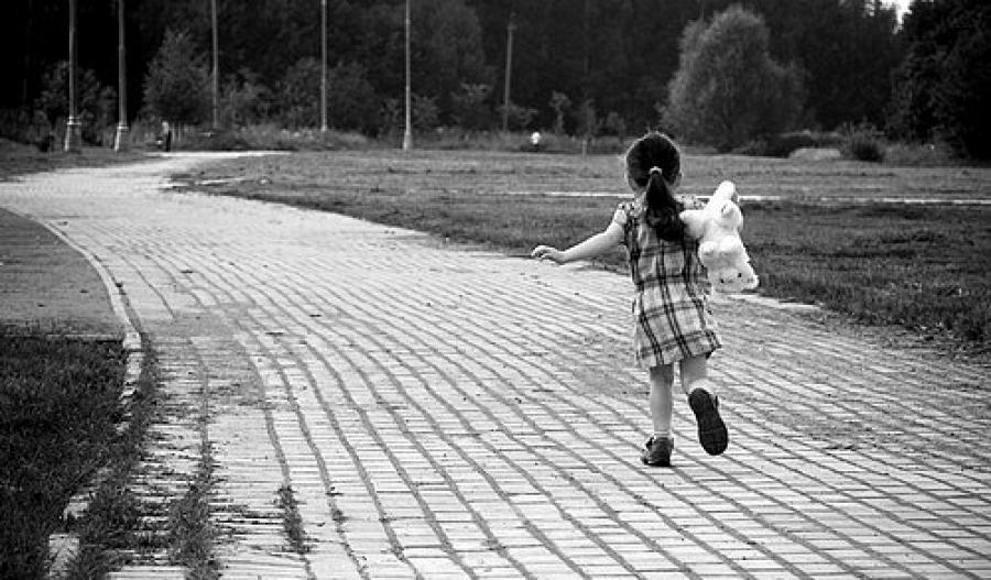 У приличных людей дети не сбегают. Дети бегут по дороге. Девочка бежит по дороге. Маленькая девочка бежит по дороге. Убегающее детство.