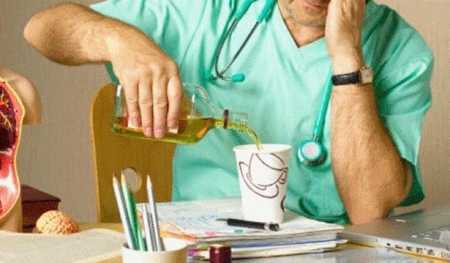 Человек пьет яд. Врач алкаш. Доктор купитман интерны. Доктор алкаш. Доктор с бутылкой.