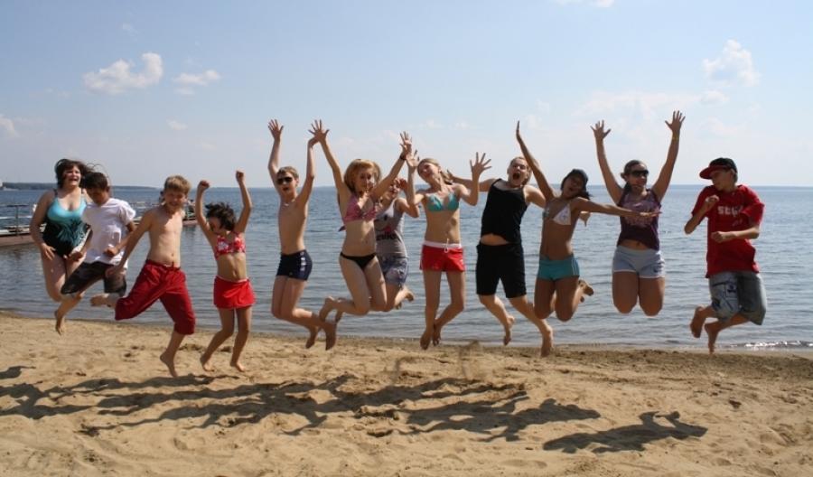 Лагерь на первую смену. Лагерь на первую смену. Лагерь на первую смену. Лагерь чайка нижнекамск. Детский лагерь.