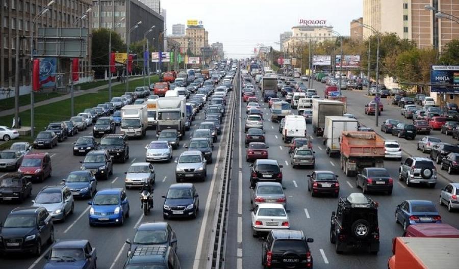 Оживленная дорога. Москва много машин. Пробки в городе. Много машин на улице. Поток машин в Москве.