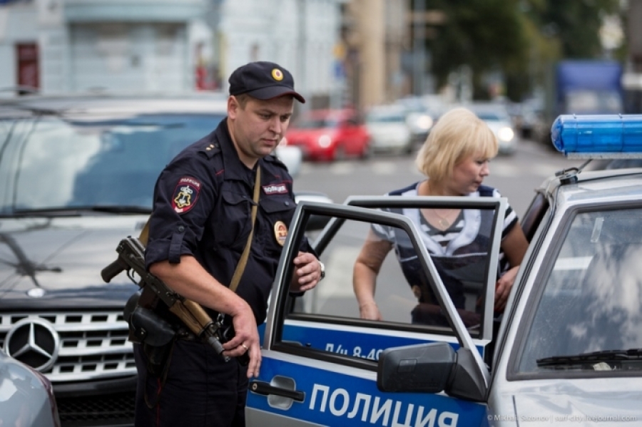 Про русских полицейских. Милиция с автоматом. Полицейский с автоматом. Российский полицейский с автоматом. Полиция с автоматами.