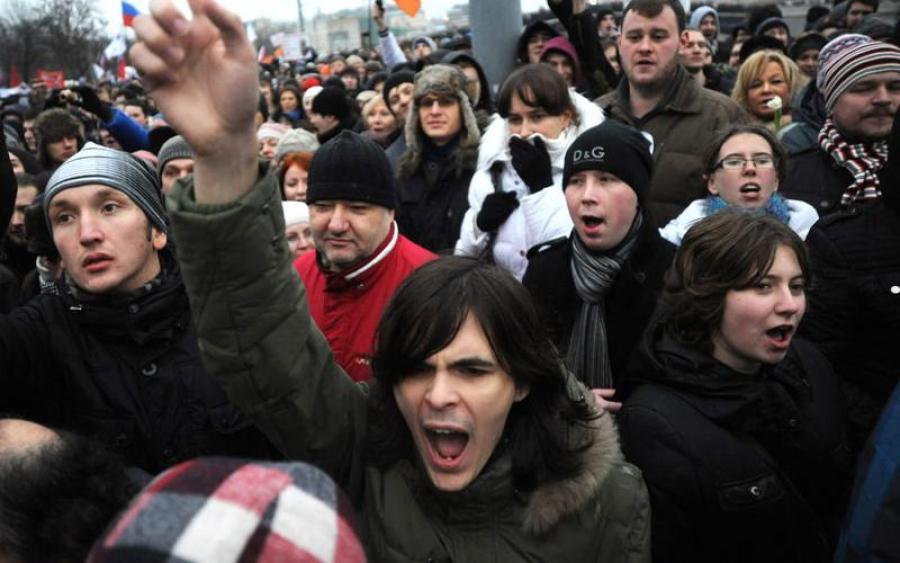 Подали групп. Толпа людей митинг. Народ на митинге. Кричит на митинге. Женщина кричит митинг.