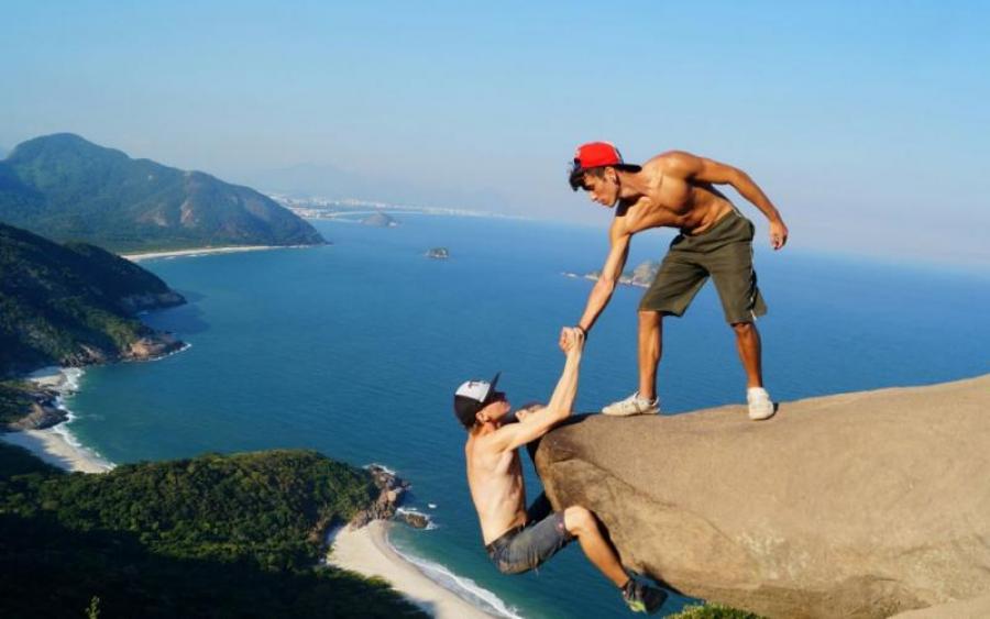 Автобустағы порно баршаға көрінуі үшін