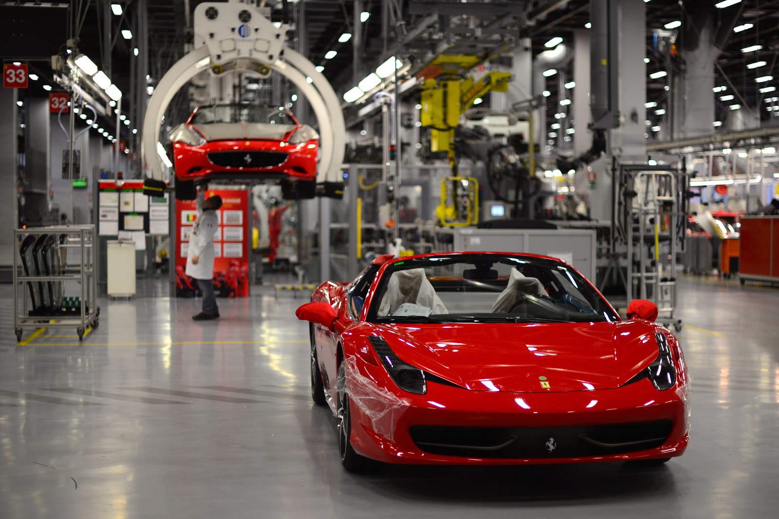 Авто заводи. Ferrari Maranello Factory. Завод Ferrari в Маранелло. Ferrari Factory 07. Завод Ferrari в Италии.