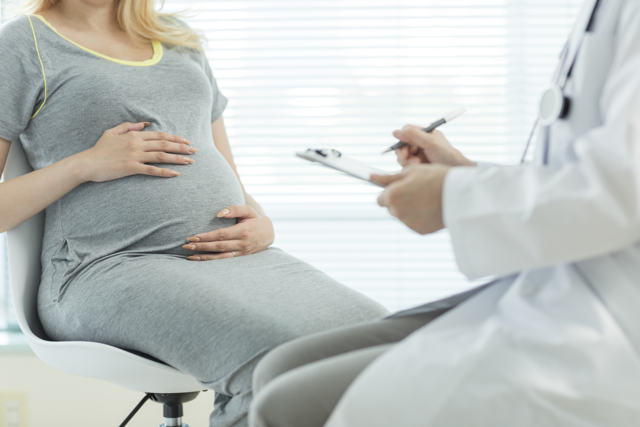 Труд беременных. Беременная женщина. Беременная женщина у врача. Ведение беременности. Обследование беременных.
