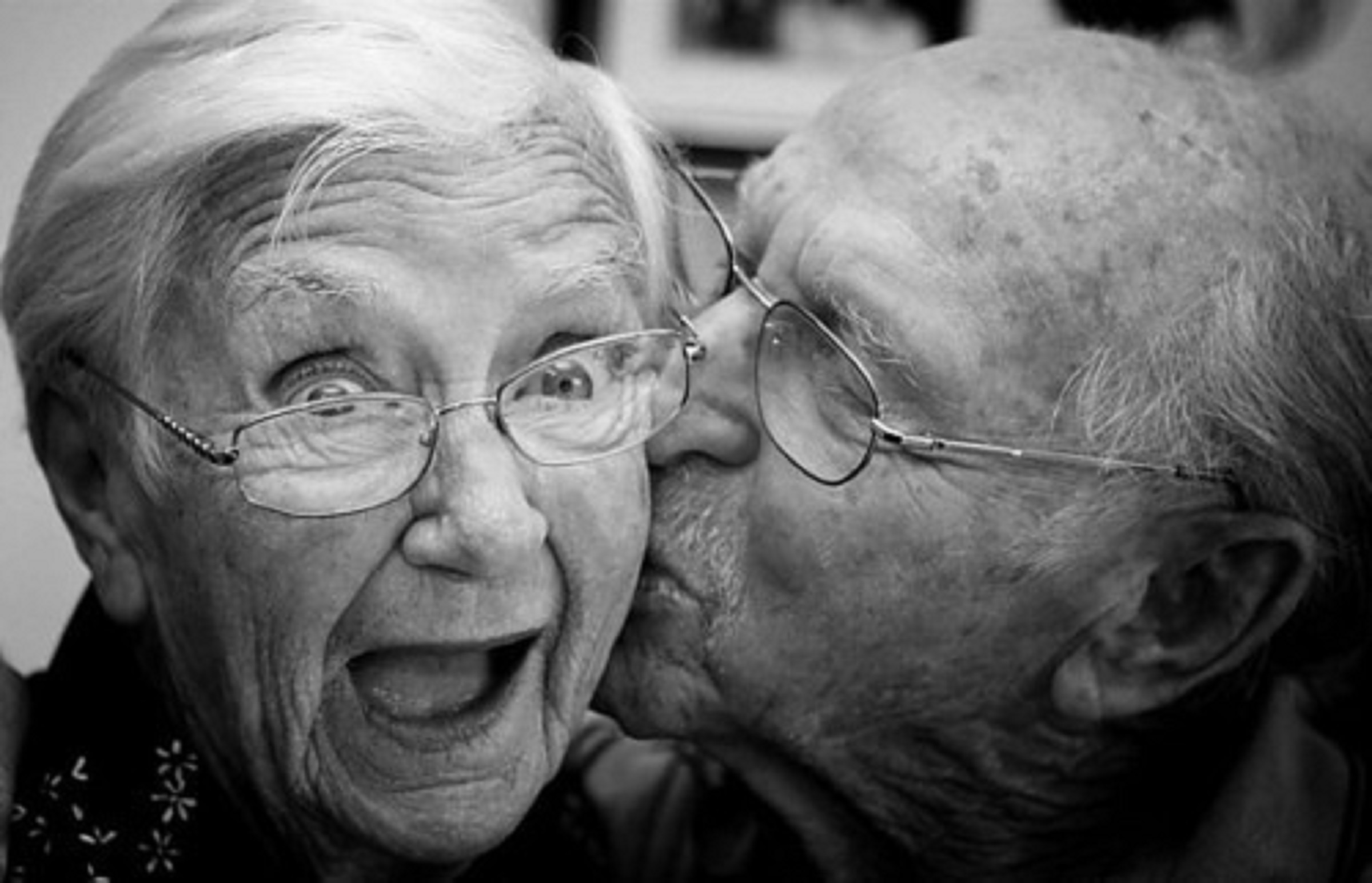 Страстный дедушка. Пожилые люди. Старики любовь. Бабушка и дедушка. Поцелуй пожилых.
