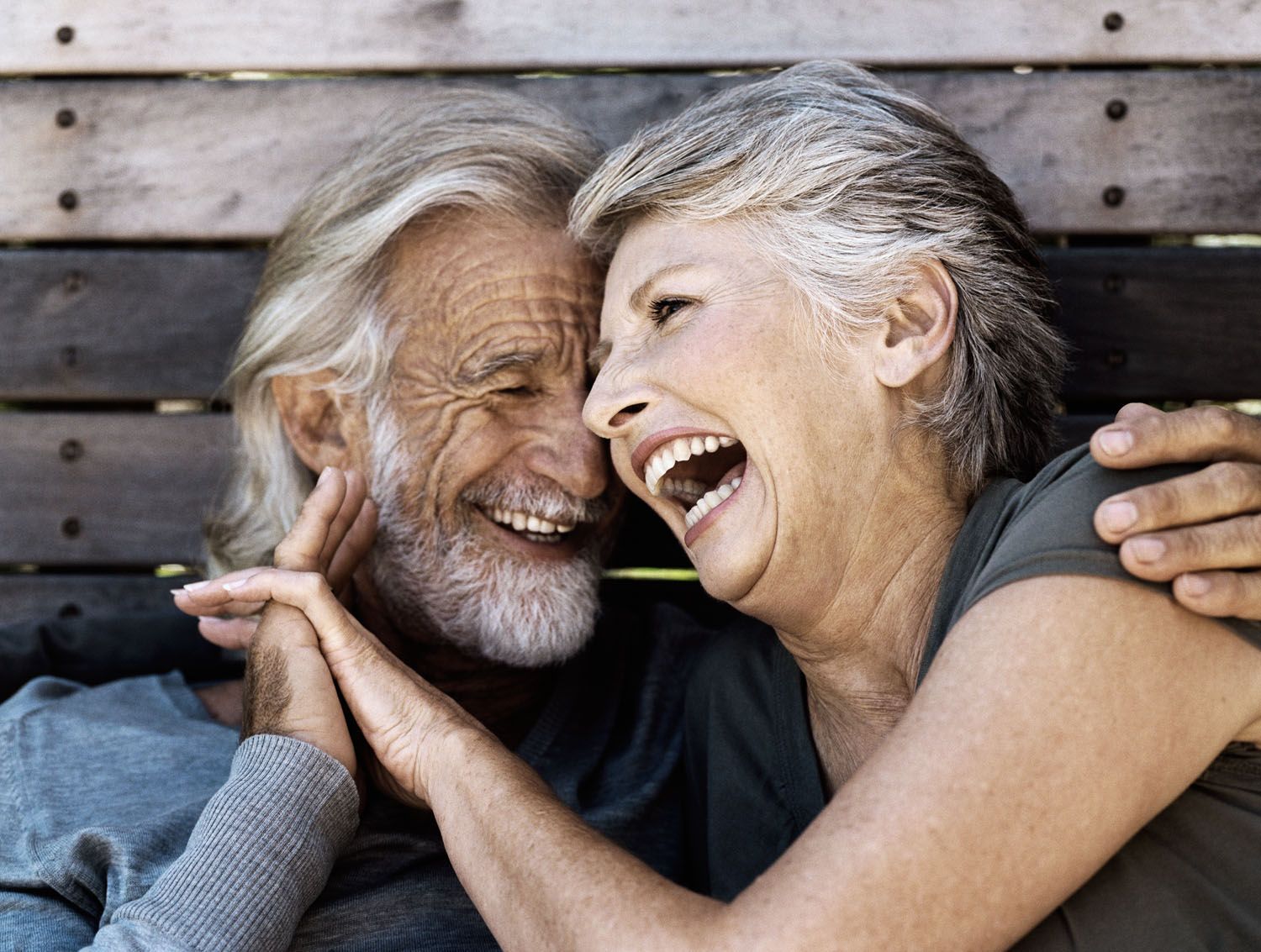 Видео пожилым супругам. Счастливые пожилые пары. Счастливая пара пожилых людей. Улыбка пожилой. Смеющийся старик.