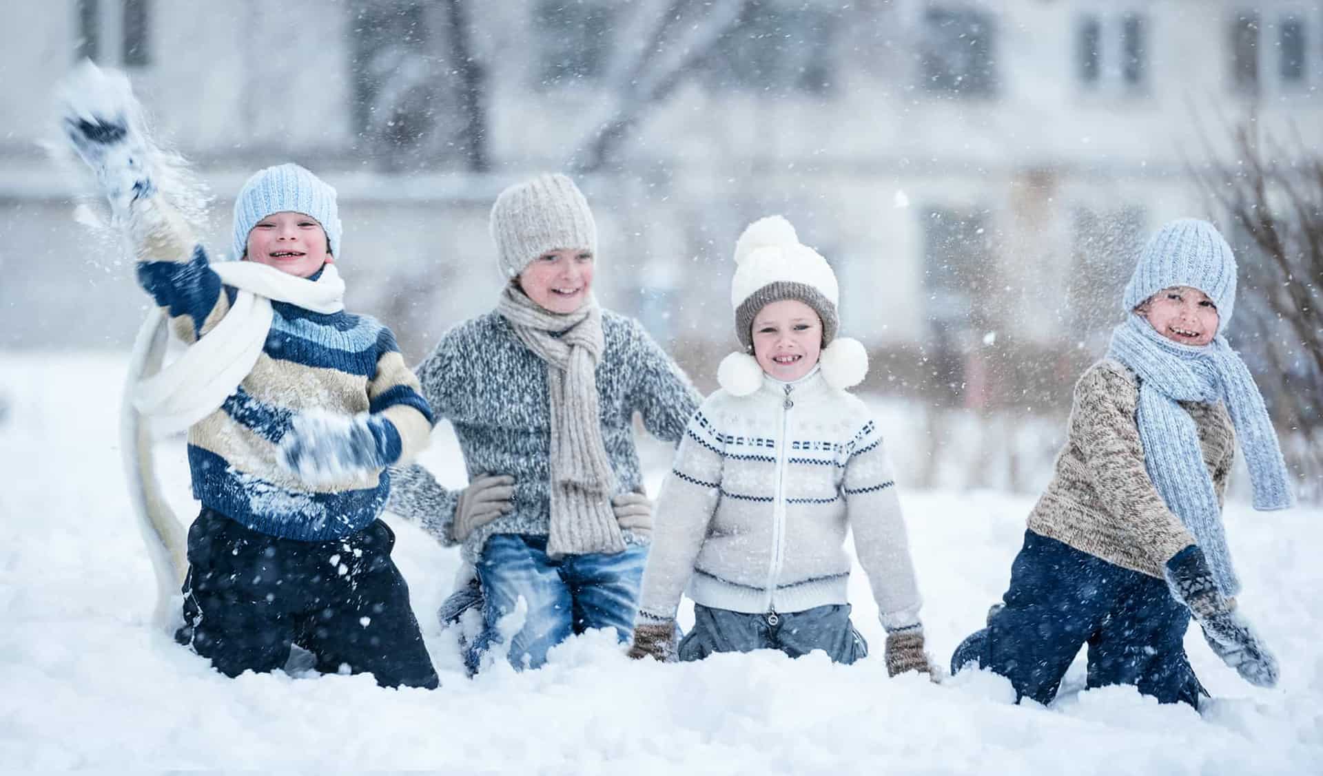 Ребята играли в снежки