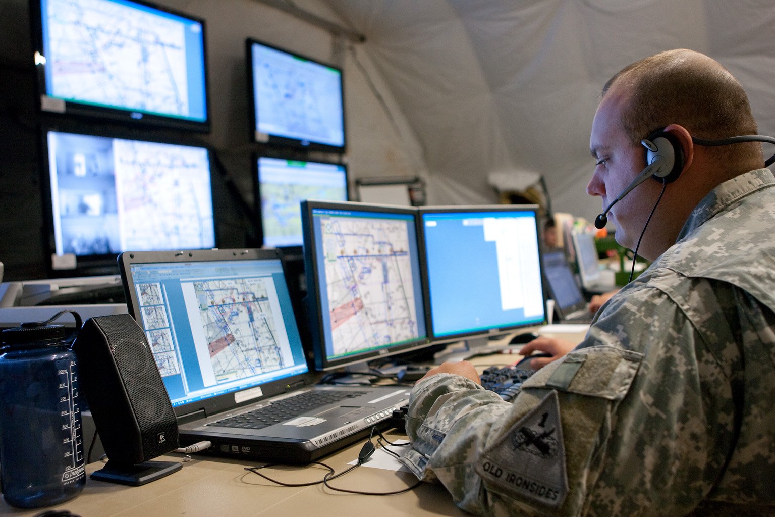 Военные сайты зарубежные. Информационные технологии в армии. Компьютер в армии. Компьютерные войска. Военный за компьютером.