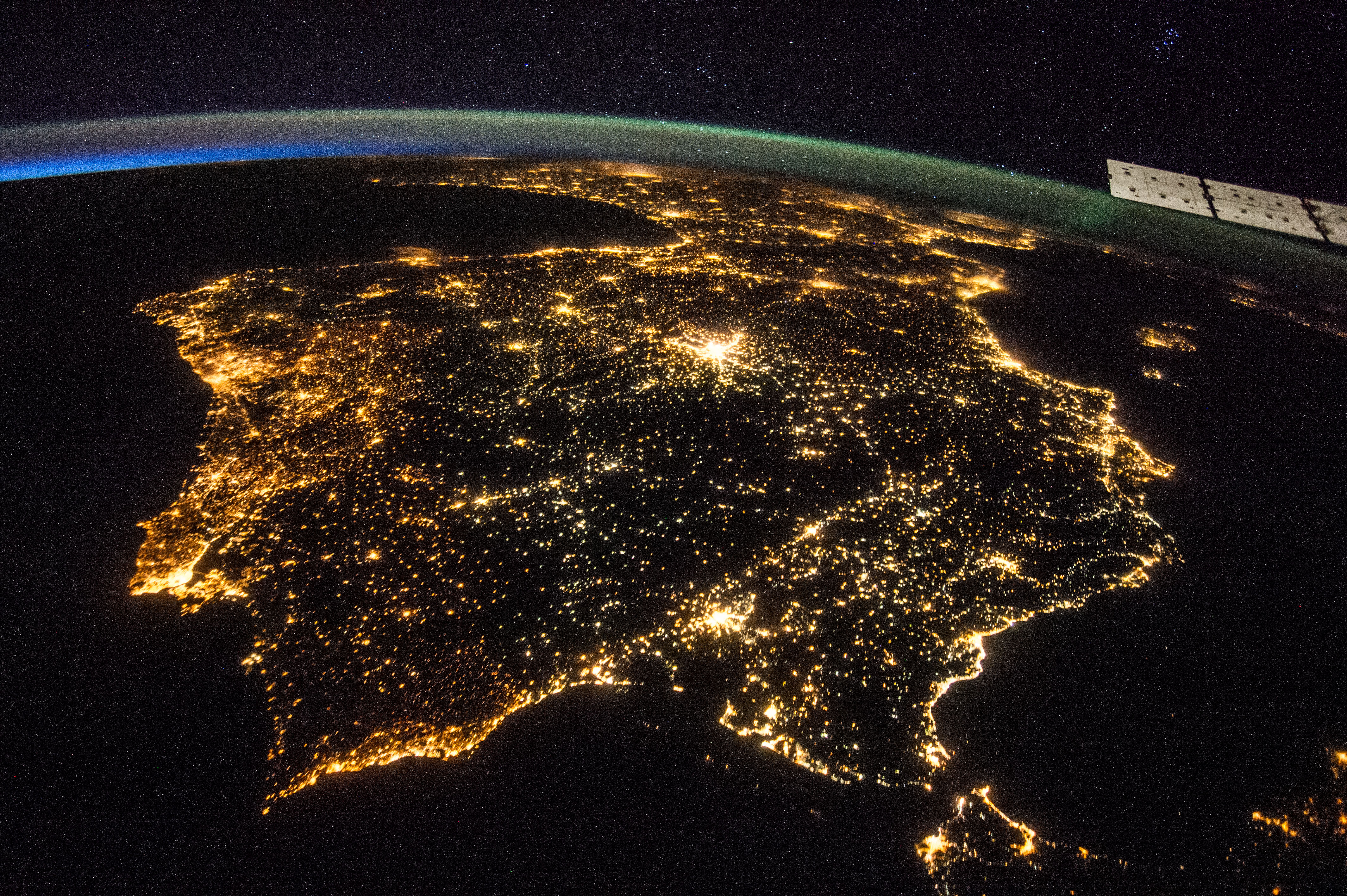 Ночи евразии. Пиренейский полуостров из космоса. Северная Корея ночью из космоса. Северная Корея вид из космоса ночью. Снимки НАСА из космоса.