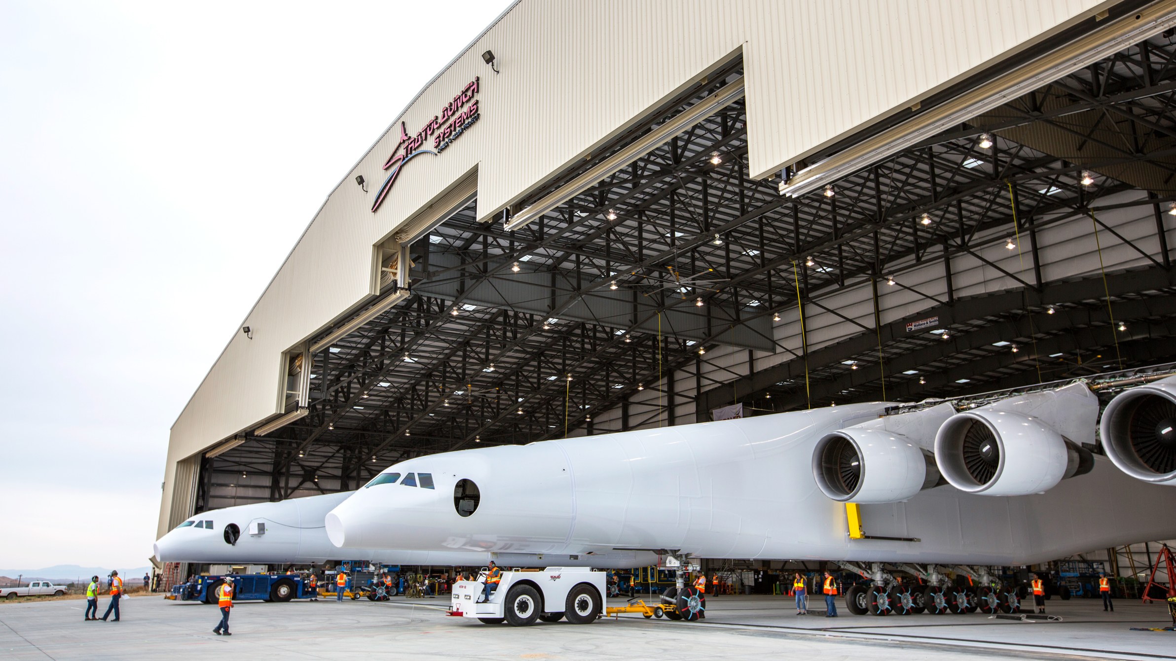 Огромный самолет. Stratolaunch самолет. Stratolaunch Systems самолет. Самолет Roc Stratolaunch. Стратоланч 351.