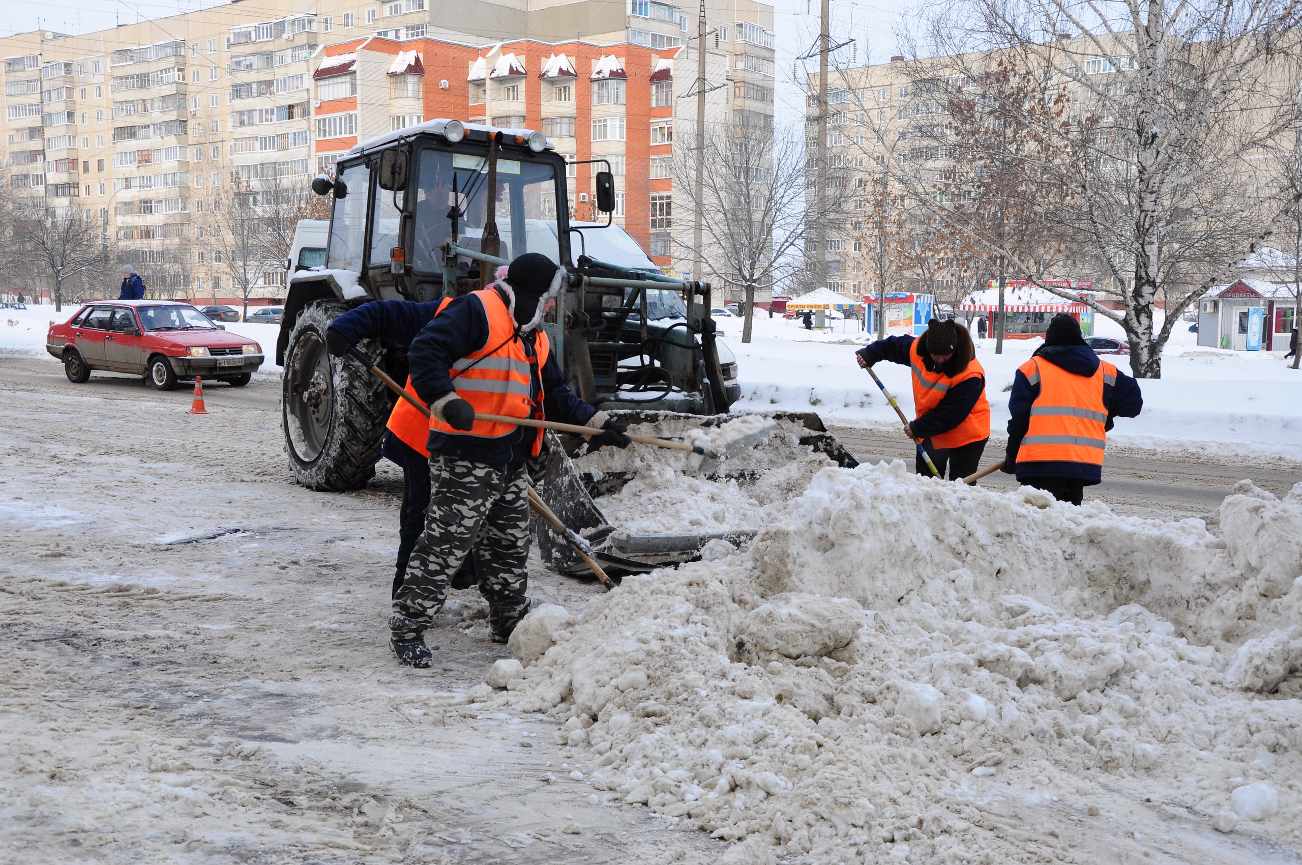 Расчистка снега. Уборка территории от снега. Уборка улиц зимой. Зимняя уборка территории. Зимняя уборка снега.